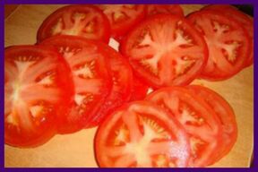 Les tomates aideront à soulager la douleur et la lourdeur des jambes avec des varices